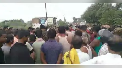 Road jam demanding arrest of the accused: छात्रा की मौत मामले में आरोपित की गिरफ्तार की मांग को लेकर सड़क जाम