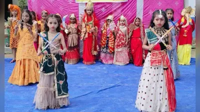 Boys and girls danced vigorously on Dandiya dance. डांडिया नृत्य पर जमकर थिरके सिटी सेंट्रल स्कूल के छात्र व छात्राएं