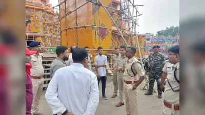 DHANBAD NEWS : पुलिस अधिकारियों के साथ बाइक से निकले एसएसपी, पूजा पंडालों का किया निरीक्षण