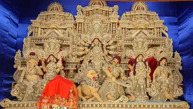 पंडालों के खुले पट, मां के दर्शन को लगी कतार