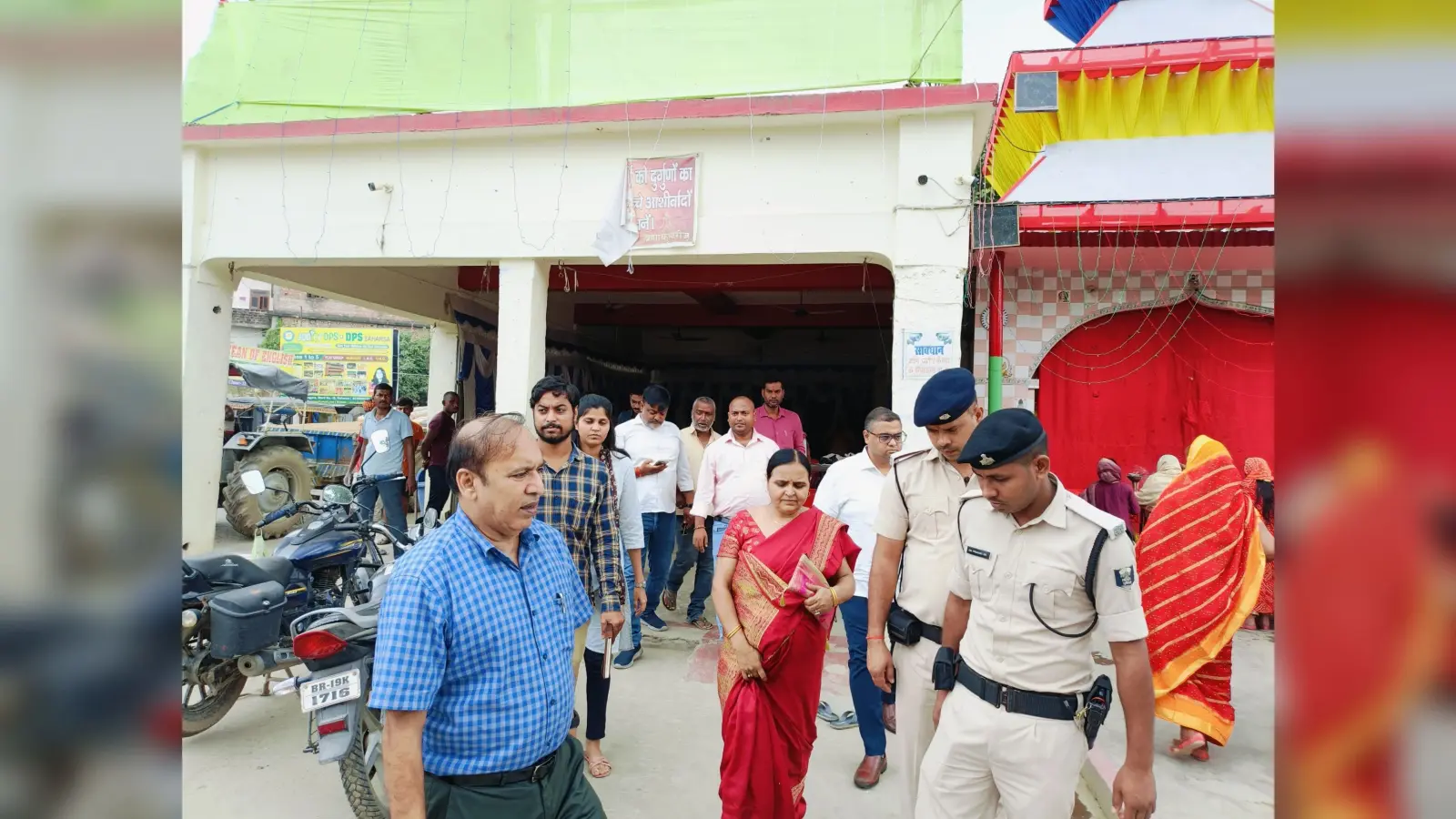 दुर्गा पूजा को लेकर विभिन्न पंडालों का महापौर व नगर आयुक्त ने लिया जायजा