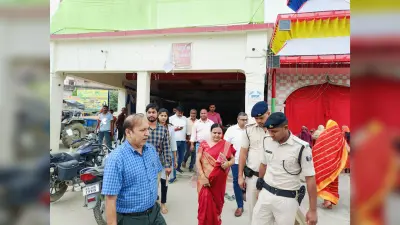 दुर्गा पूजा को लेकर विभिन्न पंडालों का महापौर व नगर आयुक्त ने लिया जायजा