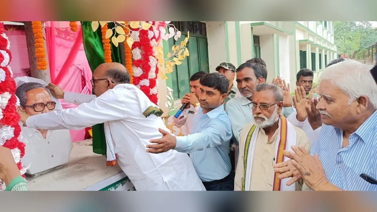 स्पीकर ने जमीन दाता कालू बाउरी, बोदी बाउरी की प्रतिमा का किया अनावरण