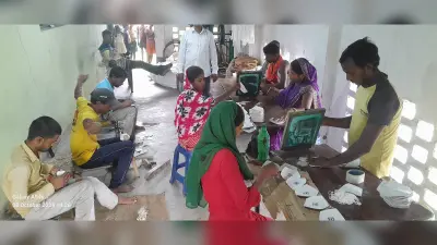 फुटबॉल निर्माण के जरिए महिलाओं को मिल रहा रोजगार