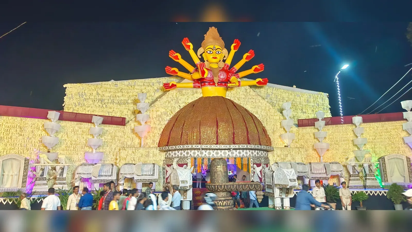 पूजा पंडाल के पट खुलते ही दर्शन को उमड़े श्रद्धालु
