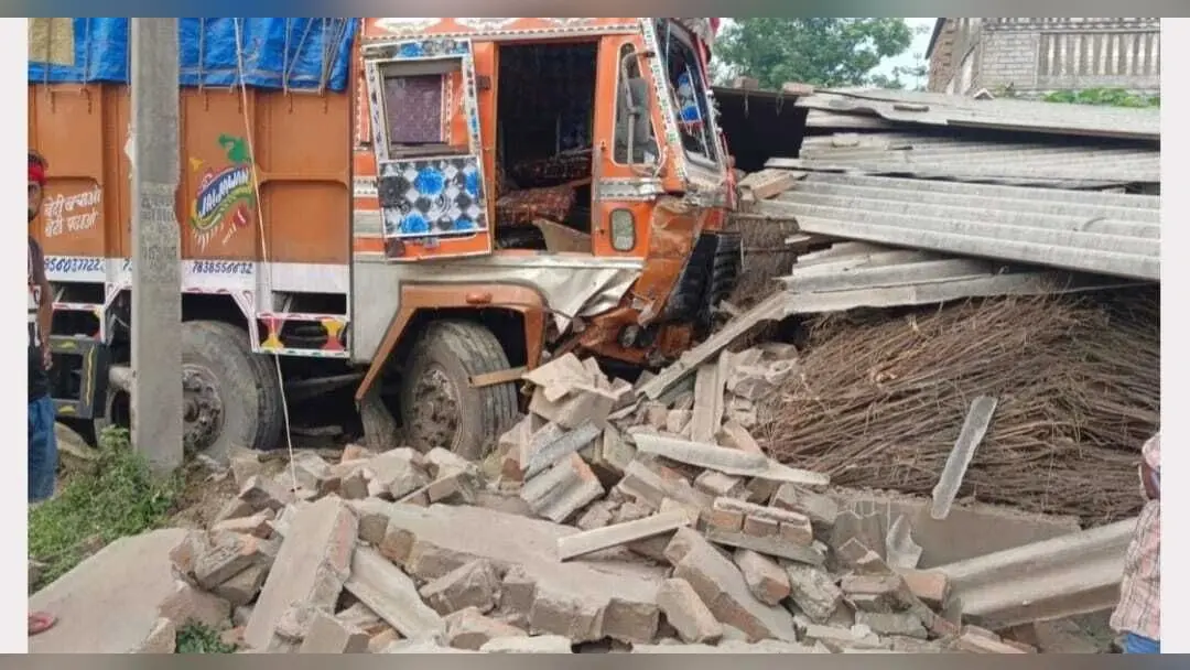 ट्रक ने हाईवा में मारी टक्कर, चालक व उपचालक की मौत