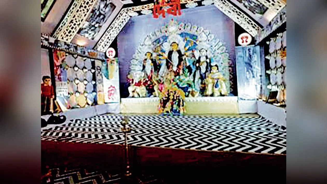 वृद्धाश्रम के बुजुर्गों ने किया पंडाल का उद्घाटन