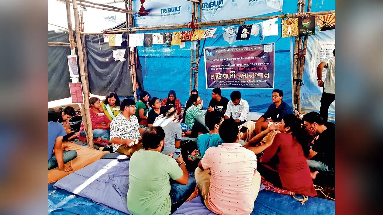 बांकुड़ा मेडिकल कालेज व अस्पताल के जूनियर डॉक्टरों का अनशन