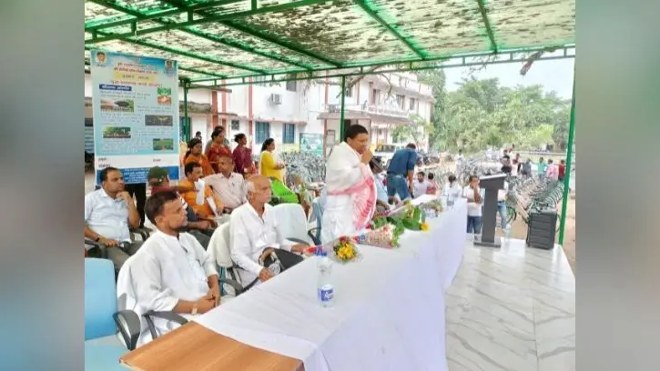 विधायक बादल ने किसानों के बीच सॉइल हेल्थ कार्ड और खिला़ड़ियों में स्पोर्टस किट का किया वितरण