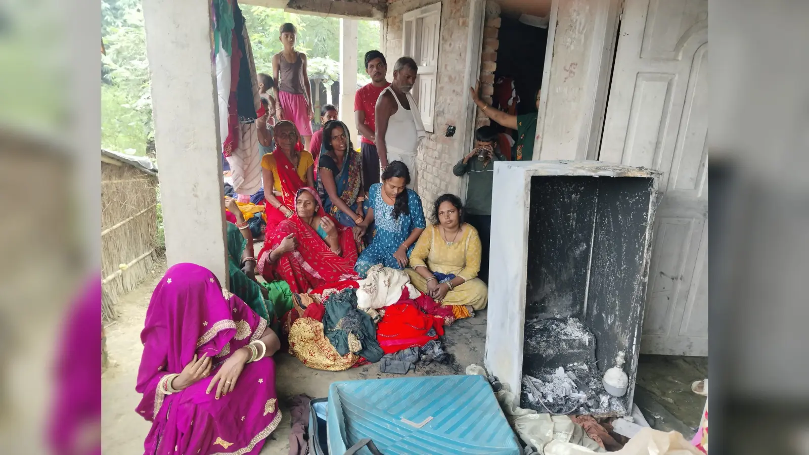 Darbhanga News: धनौली बघरा नवटोली में लगी आग, डेढ़ लाख कैश सहित लाखों की क्षति