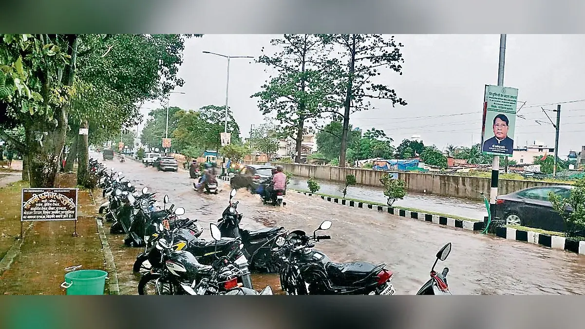 Ranchi news : एक घंटा की बारिश से सड़कों पर दो फीट तक भरा पानी