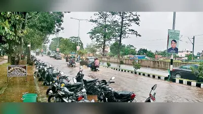 Ranchi news : एक घंटा की बारिश से सड़कों पर दो फीट तक भरा पानी