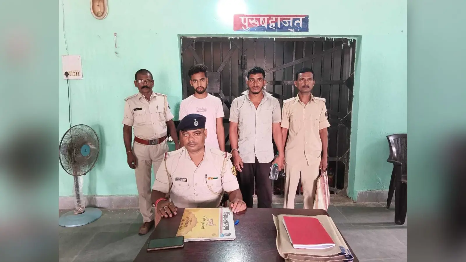 पुलिस बल पर हमला करने के मामले में दो गिरफ्तार