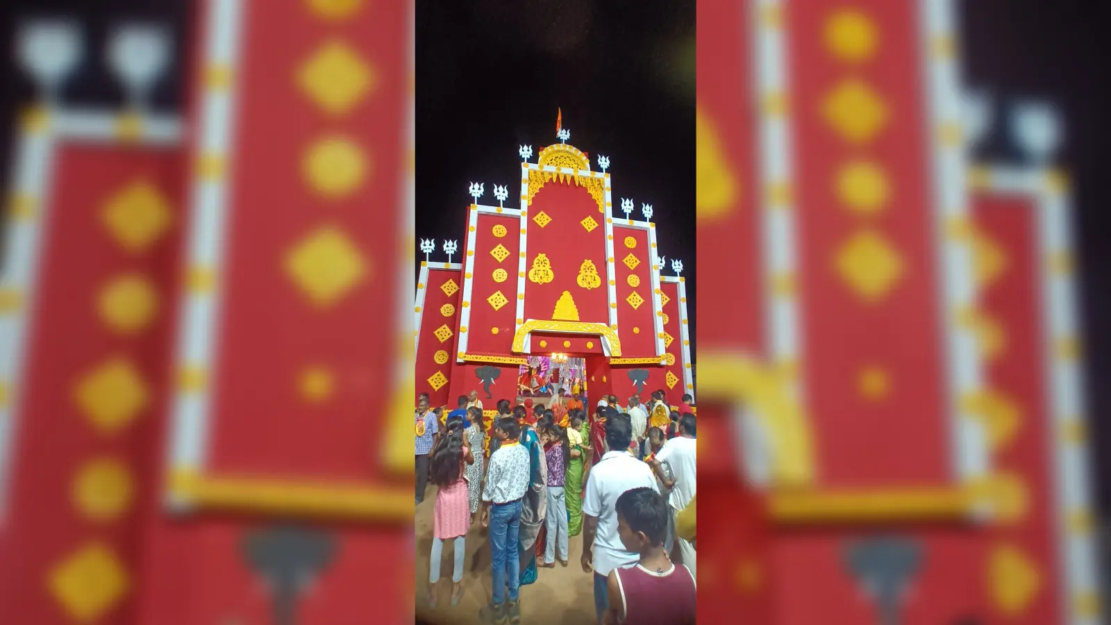 पंडालों के पट खुलते ही उमड़ी श्रद्धांलुओं की भीड़