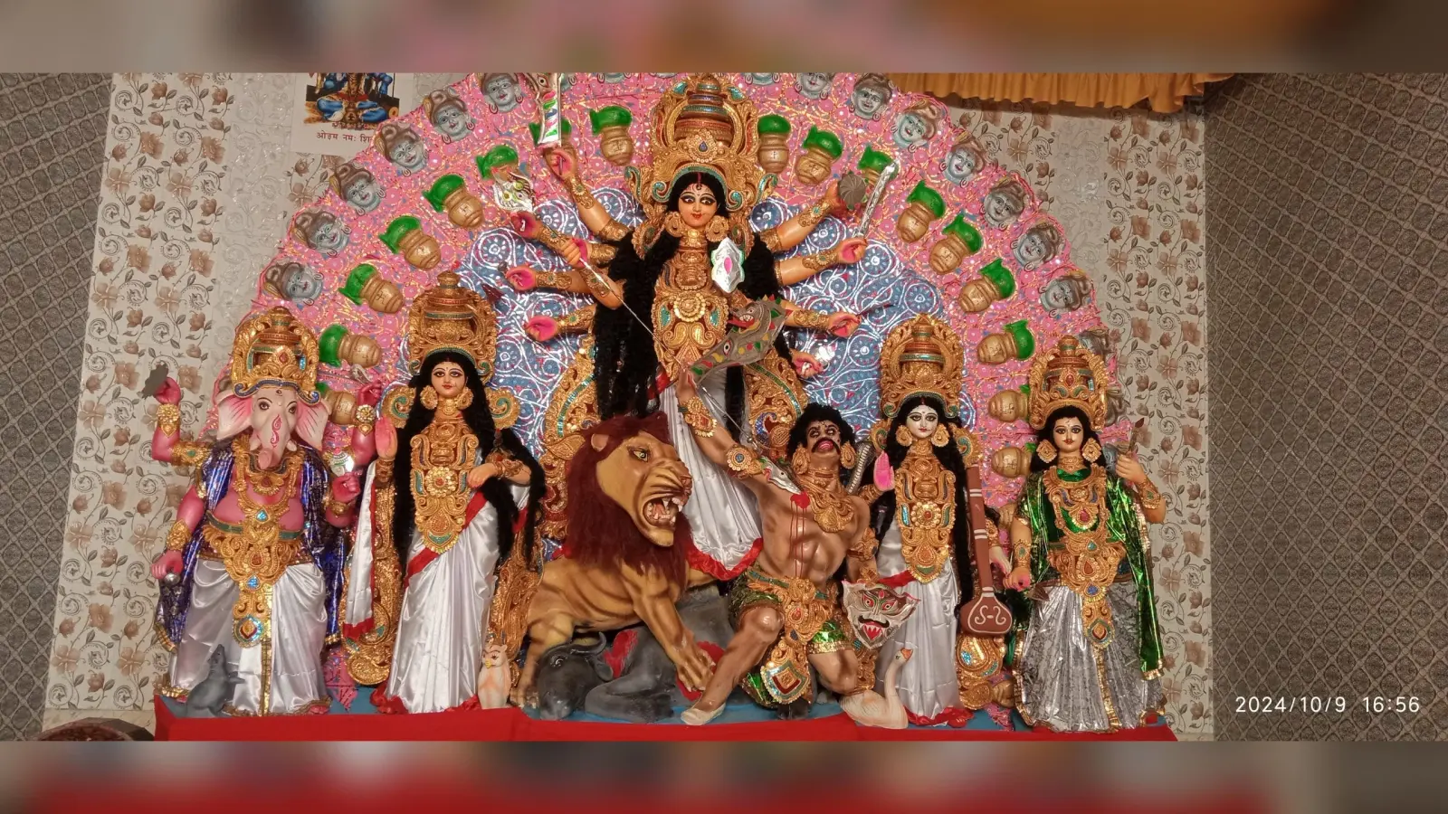 मां दुर्गा का नेत्र पट्ट खुलते ही पूजा पंडालों में शुरू हो गयी आराधना