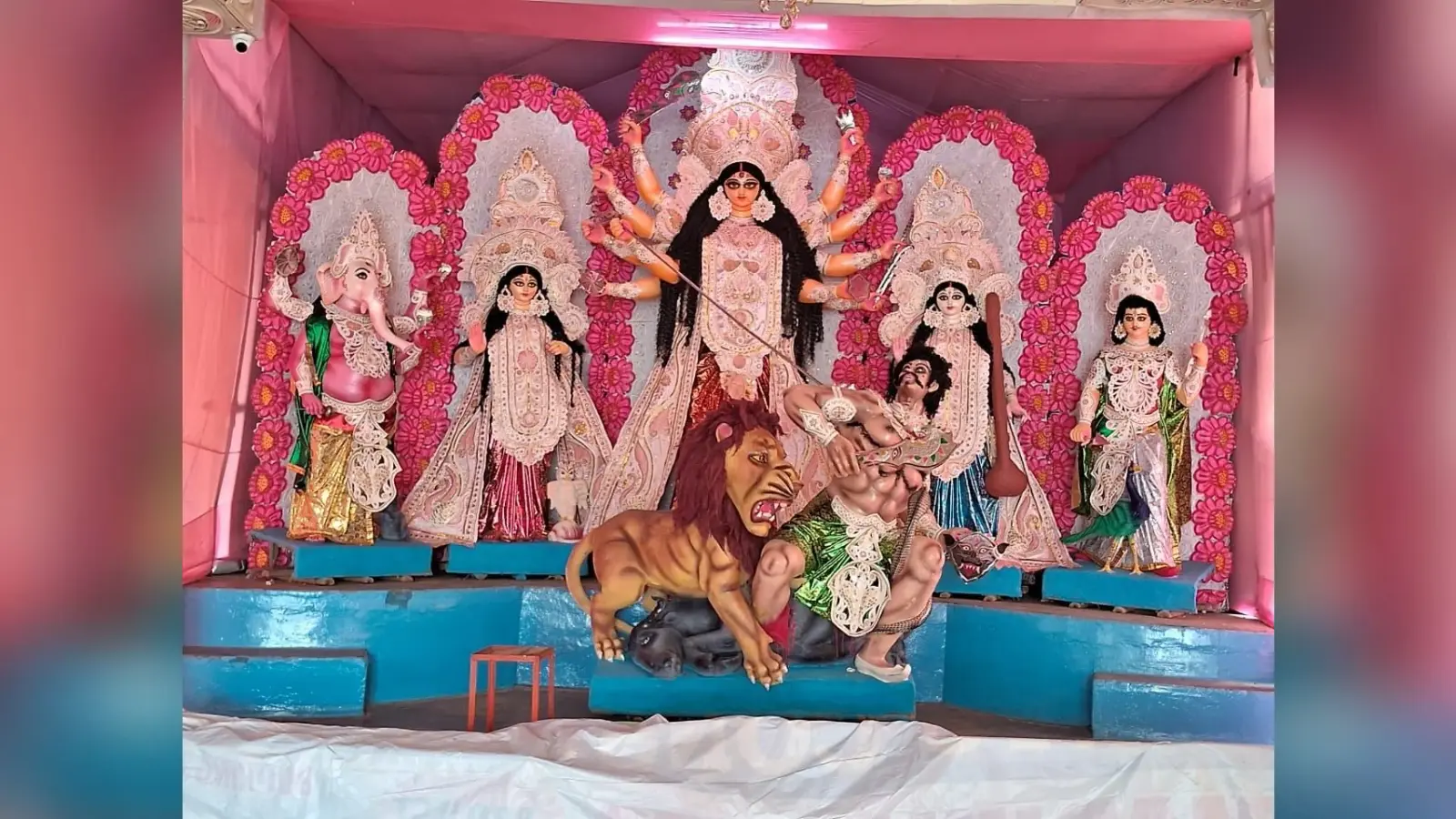 पंडाल का पट खुलते ही मां दुर्गा के दर्शन के लिए उमड़े श्रद्धालु