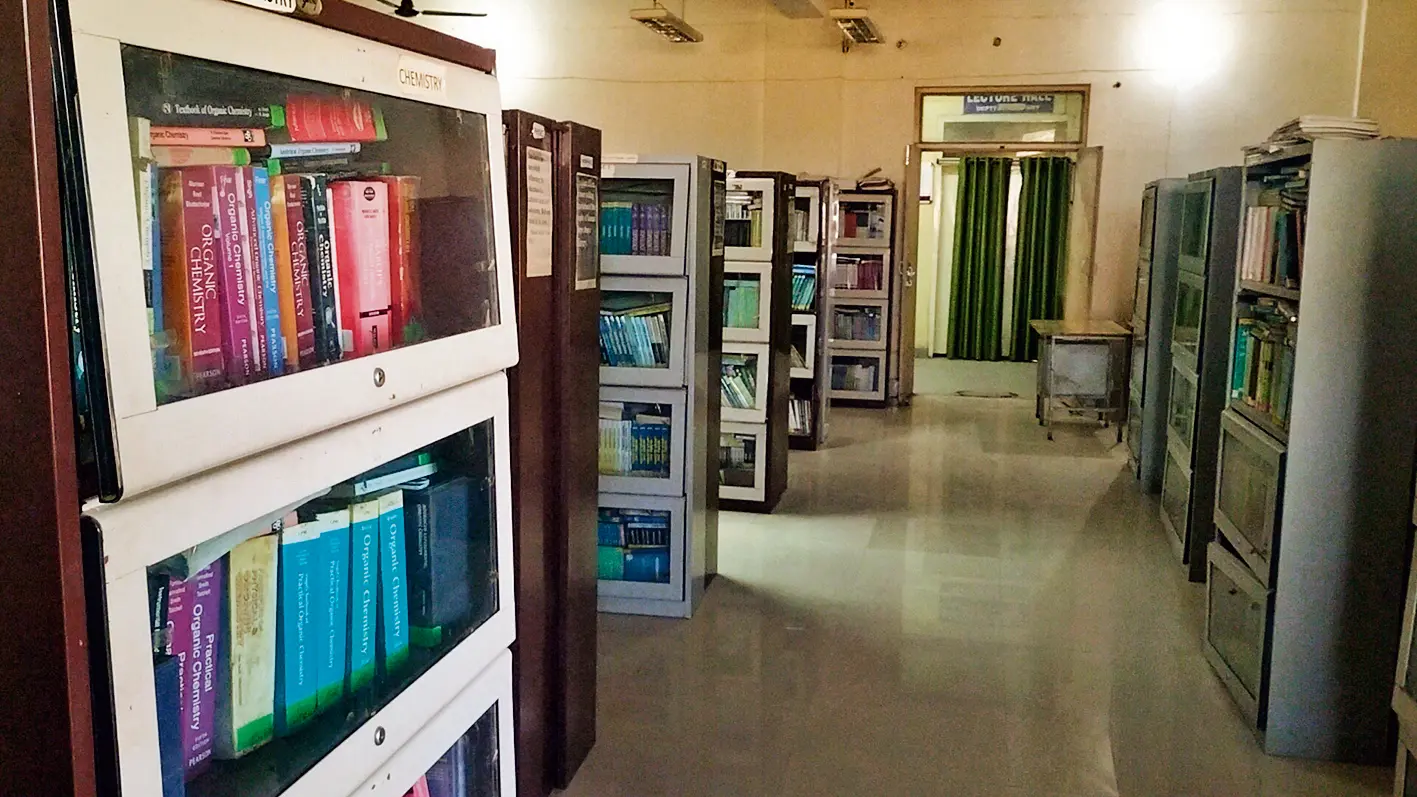 Chhapra News : अपडेट नहीं हुई सेंट्रल लाइब्रेरी पुरानी किताबें ही पढ़ रहे छात्र