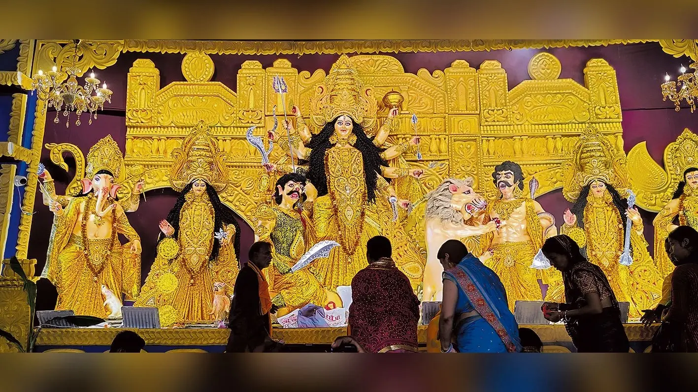 Gopalganj News : प्यारा सजा है तेरा द्वार भवानी, भक्तों की लगी है कतार…