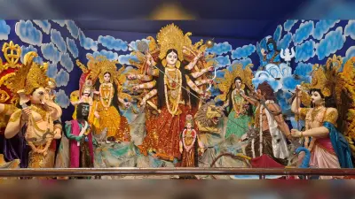 मां का पट खुलते ही पूजा पंडालों में उमड़ी श्रद्धालुओं की भीड़