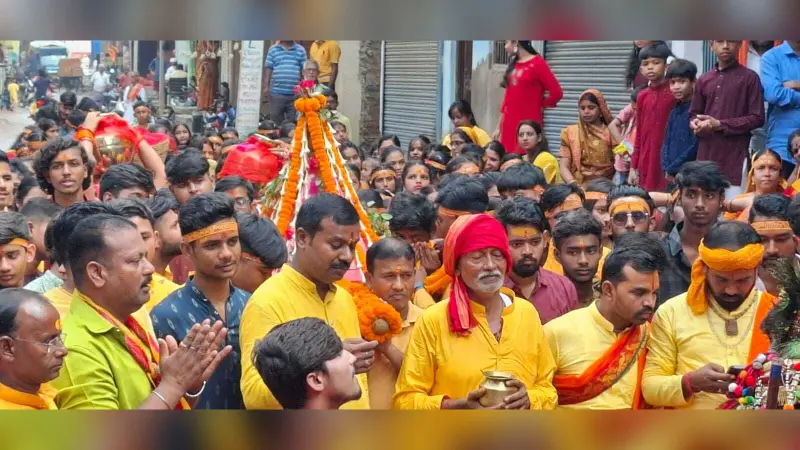 Giridih News:गाजे-बाजे के साथ निकली मां की पालकी यात्रा