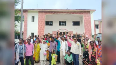 Bokaro News: ग्रामीणों ने राशन के लिए प्रखंड कार्यालय का किया घेराव