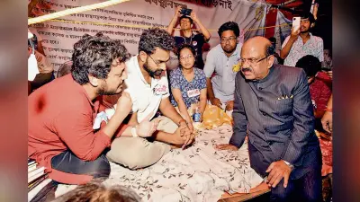 आमरण अनशन पर बैठे जूनियर डॉक्टरों से मिले राज्यपाल, हड़ताल वापस लेने का किया आग्रह