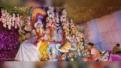 सप्तमी पर नवपत्रिका की पूजा कर मां दुर्गा की कर रहे उपासना