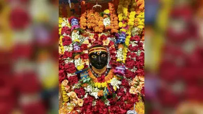 Gopalganj News : मां सिंहासनी को चढ़ाया महाभोग का प्रसाद, सप्तमी-अष्टमी महायोग के बीच भक्तों ने किये मां के दिव्य दर्शन
