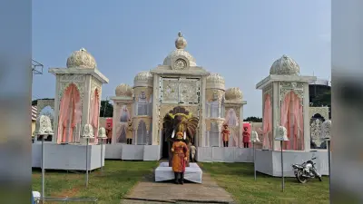 चित्तरंजन में दुर्गोत्सव की धूम, प्रतिमा दर्शन को उमड़ रही भीड़