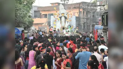 अगले वर्ष फिर आने की विनती कर नम आंखों से मां को किया विदा