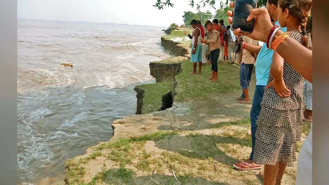 Chhapra News : गंडक नदी में कटाव जारी, उजड़ रहा है लोगों का आशियाना