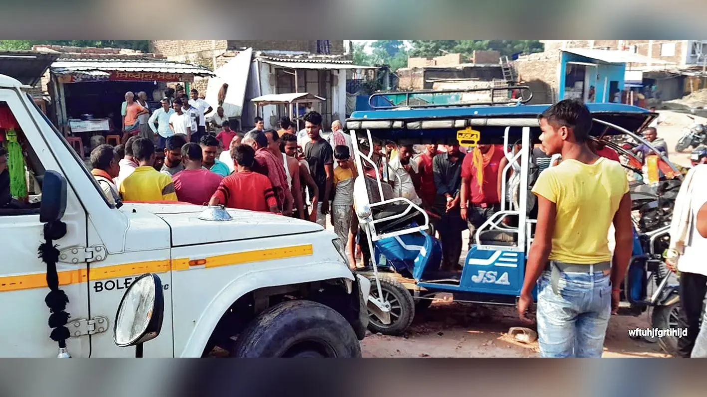 Gopalganj News : बरौली में अनियंत्रित पिकअप ने चाय पी रहे लोगों को मारी ठोकर