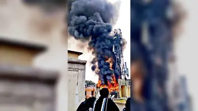 city news: अपार्टमेंट की छत पर लगे टावर में लगी आग