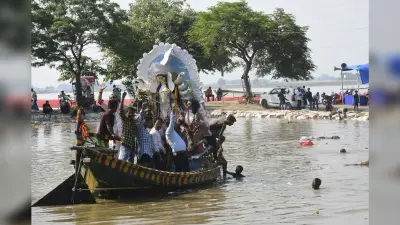 देर रात तक होता रहा मूिर्तयों का विसर्जन