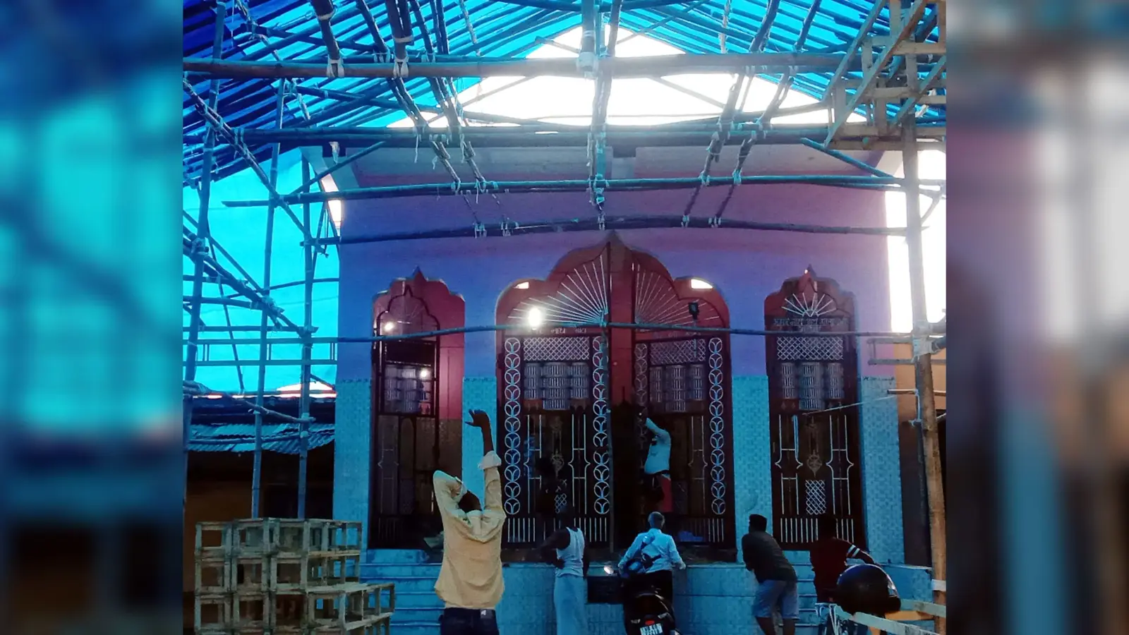 दुर्गा पूजा सम्पन्न होने के साथ शहर के बाड़ीहाट में लक्ष्मी पूजा की तैयारी शुरू