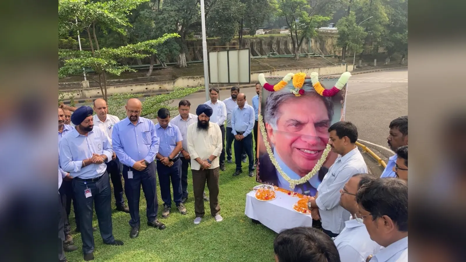टाटा मोटर्स कर्मियों ने दी रतन टाटा को श्रद्धांजलि