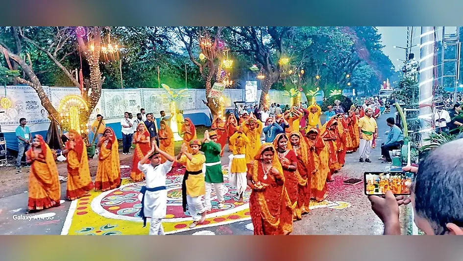 पूजा कार्निवाल में हुए रंगारंग कार्यक्रम भी