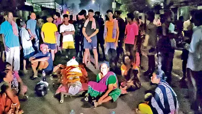 युवक की मौत के बाद शव को सड़क पर रखकर की मुआवजे की मांग