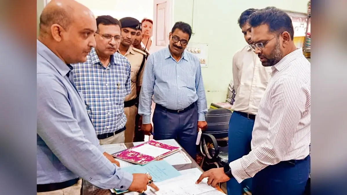 Gopalganj News : कलेक्ट्रेट पहुंचते ही एक्शन में आये डीएम, शाखाओं का किया निरीक्षण, अपडेट नहीं मिली कर्मपुस्तिका