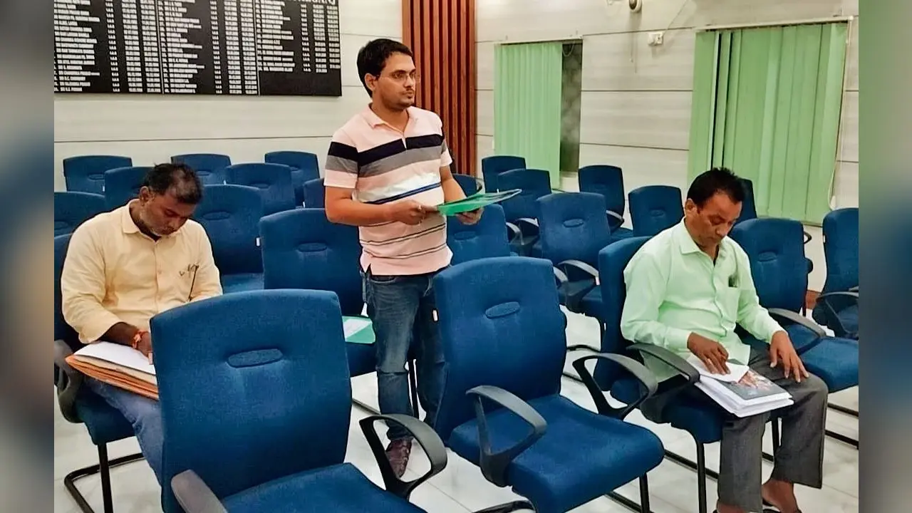 Gopalganj News : पैक्स चुनाव में 630 बूथों पर लगभग 426747 मतदाता करेंगे वोटिंग, डीएम ने की चुनाव की तैयारियों की समीक्षा