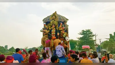 Gopalganj News : सिंदूर खेला के साथ मां दुर्गा को दी विदाई, जयघोष के साथ शुरू हुआ मूर्ति विसर्जन