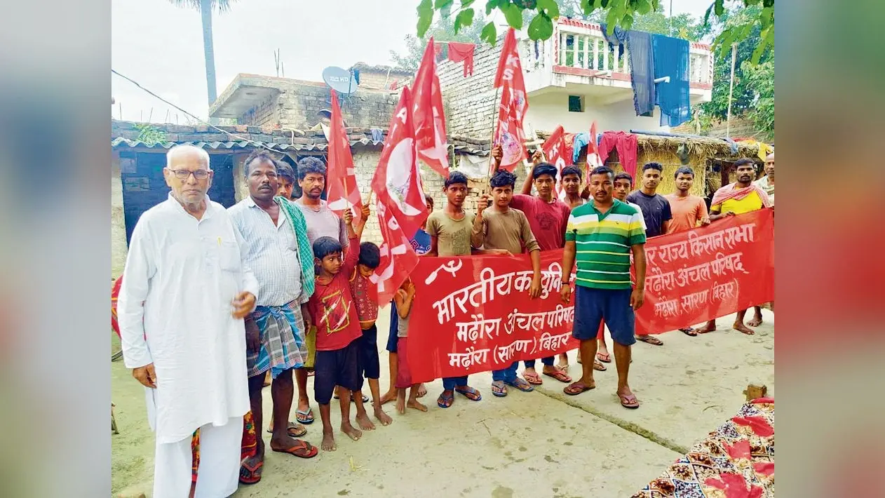 Saran News : जमीन सर्वे स्थगित करने सहित चार सूत्री मांगों के समर्थन में प्रदर्शन