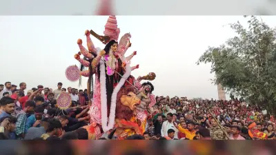 Giridih News:सिंदूर खेला के साथ मां दुर्गा की प्रतिमा का हुआ विसर्जन