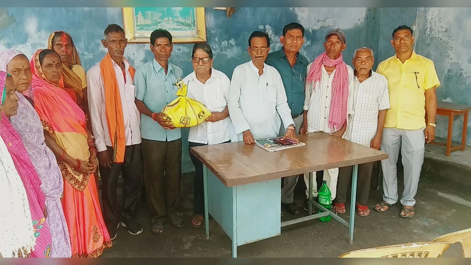 BOKARO NEWS : बर्खास्त स्लरी मजदूरों के बीच राशन वितरण