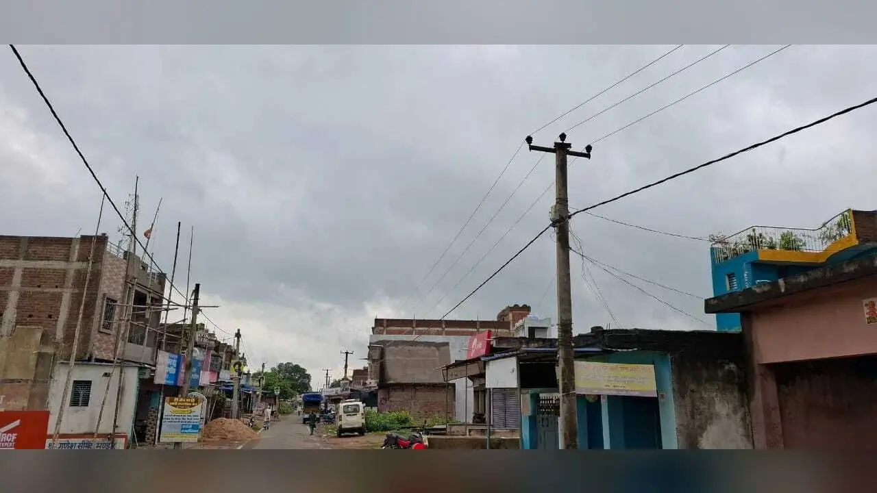 Giridih News: आबादी वाले इलाके से गुजरे हाइटेंशन तार के नीचे गार्ड वायर नहीं, हादसे की आशंका