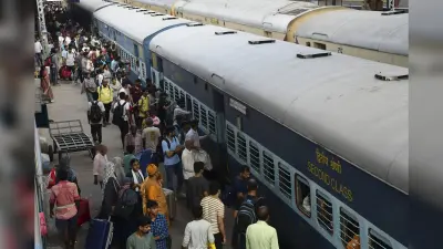 दुर्गा पूजा के बाद ट्रेनों में भारी भीड़, खड़े होकर गये यात्री
