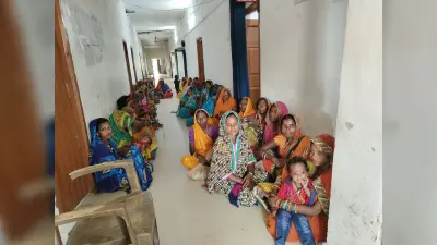 विभिन्न मांगों को लेकर महादलित टोला की महिलाओं ने अंचल कार्यालय में किया प्रदर्शन