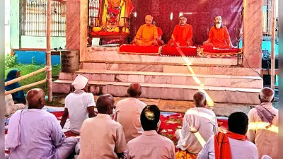 निज कर्मों के साथ सत्संग करना जरूरी : स्वामी स्वरूपानंद
