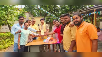 पौआखाली दुर्गा पूजा समिति ने थानाध्यक्ष व महिला एसआई को किया सम्मानित