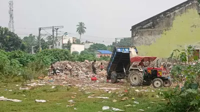 अंबेडकर टाउन हॉल के पीछे नप कर रहा कचरा डंप, निकल रही बदबू से लोग परेशान